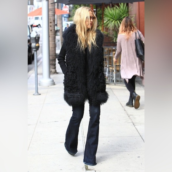 ✨Steal Her Style✨ TopShop Black Faux Fur Vest, size 6 - Picture 11 of 16